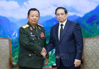  PM Pham Minh Chinh hosts Lao Deputy PM, Defence Minister 